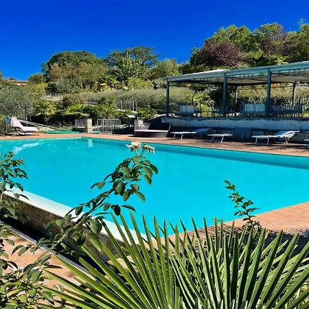 2 Bedrooms1 Bathroom1 Fully Fitted Kitchenpooljacuzziwifiair Con *