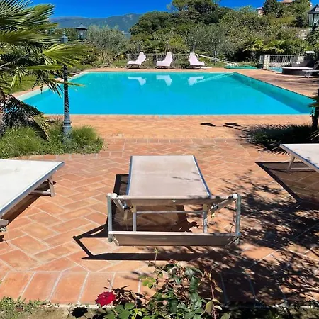 2 Bedrooms1 Bathroom1 Fully Fitted Kitchenpooljacuzziwifiair Con *